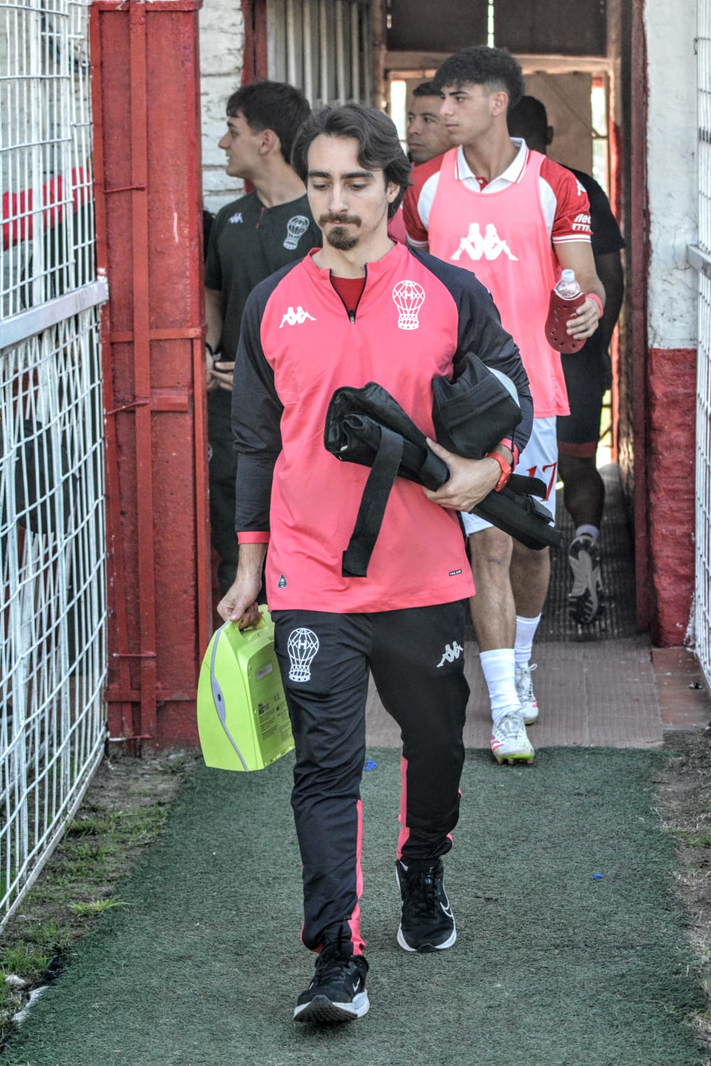 Dr. Sánchez ingresando a cancha con equipo médico
