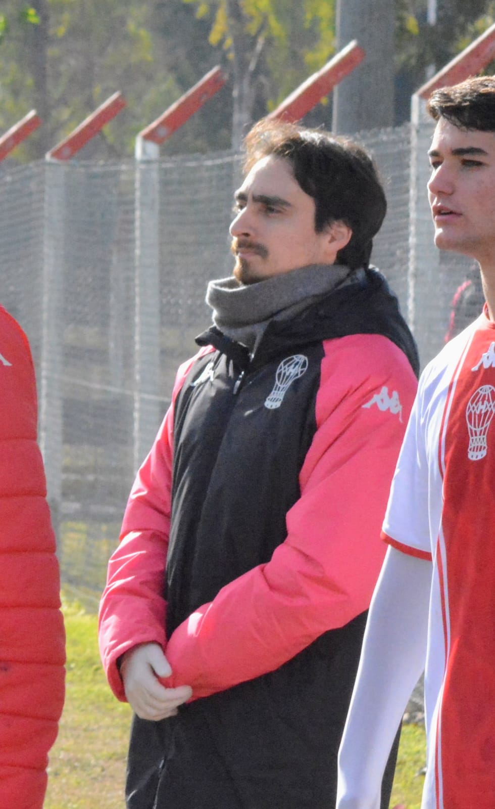 Dr. Sánchez en cancha con campera de C. A. Huracán