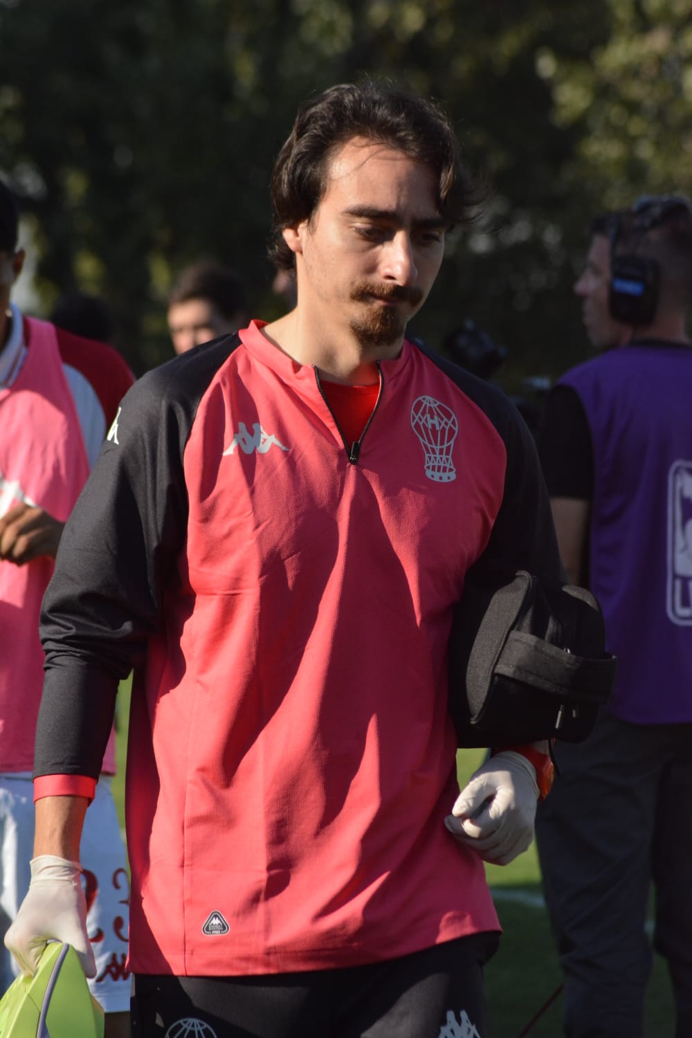 Dr. Nicolás Sánchez en campo deportivo