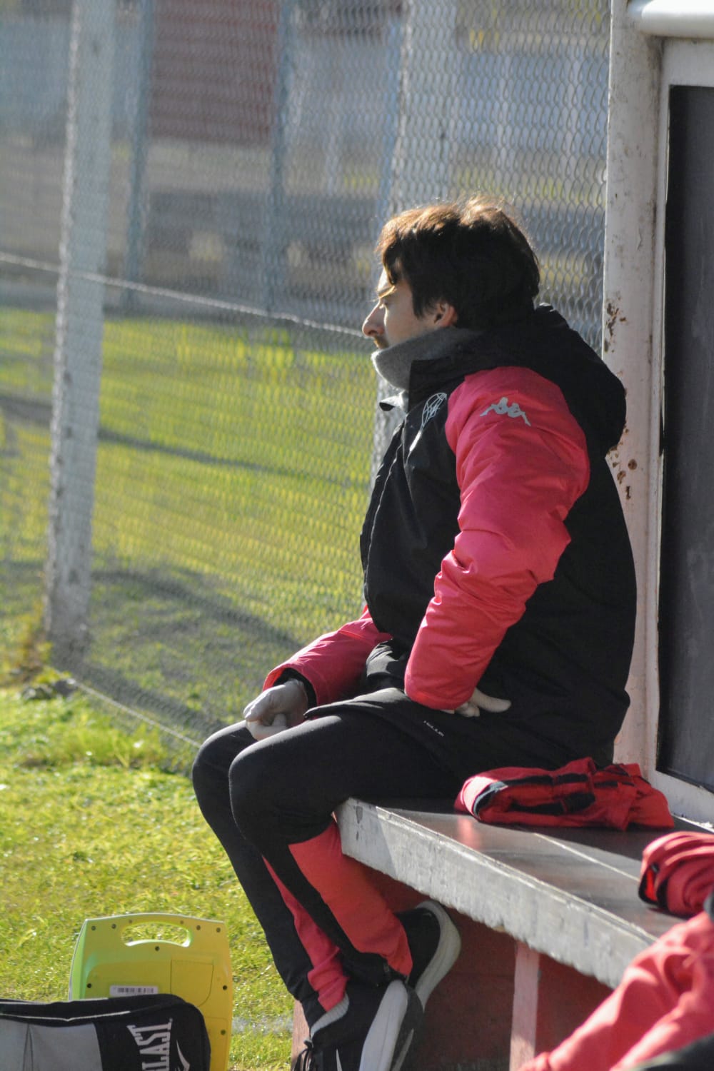 Dr. Sánchez al costado de la cancha en contexto deportivo